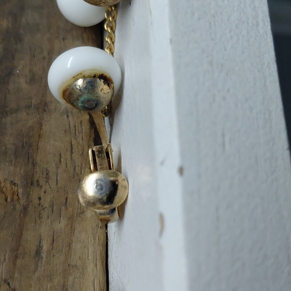 Vintage White and Gold Dangle Clip On Earrings - Picture 5 of 5